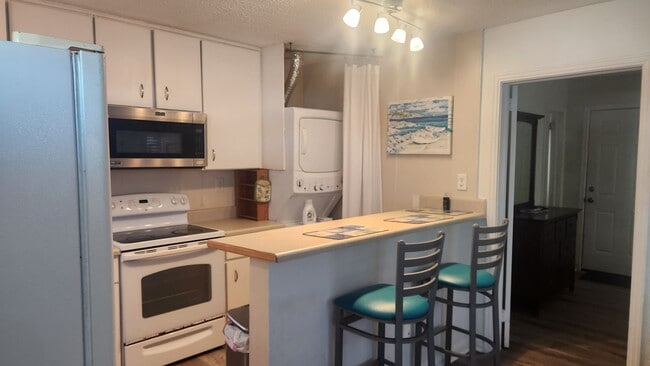 Building Photo - Byron Ellinor