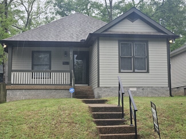 Building Photo - 907 11th Ave N