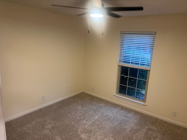 Building Photo - Brick 3/2/2 in Nice Denison Neighborhood O...