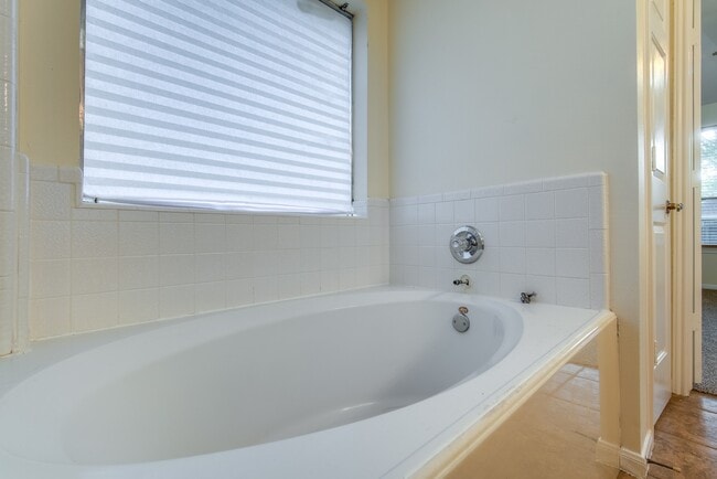 Building Photo - 17143 Summer Hollow Dr