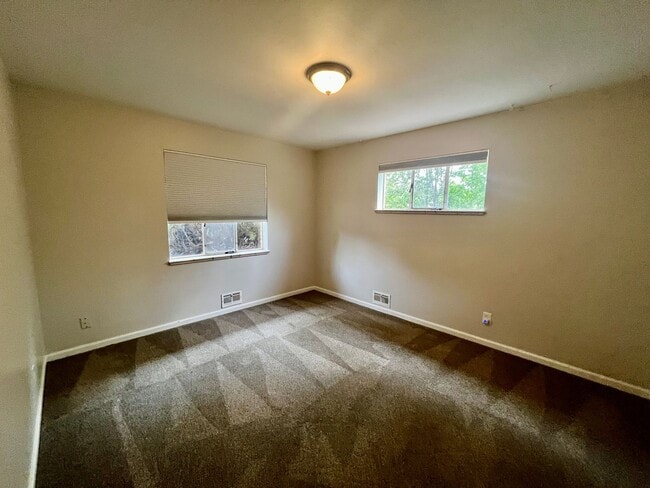 Building Photo - ** Move in Special** 3 bed 2 bath Ranch w/...