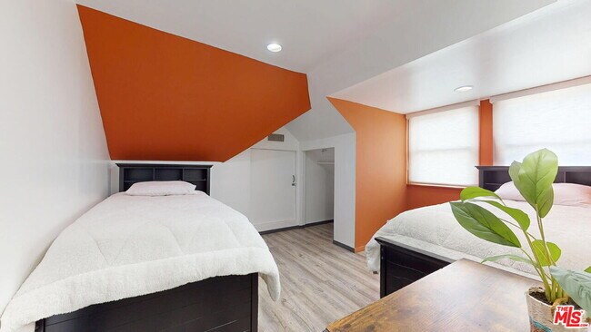 Building Photo - 3453 Floresta Ave