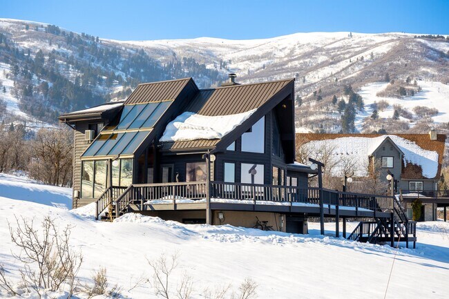 Building Photo - 3995 Nordic Valley Dr