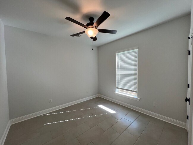 Building Photo - 9922 Stratford Dr