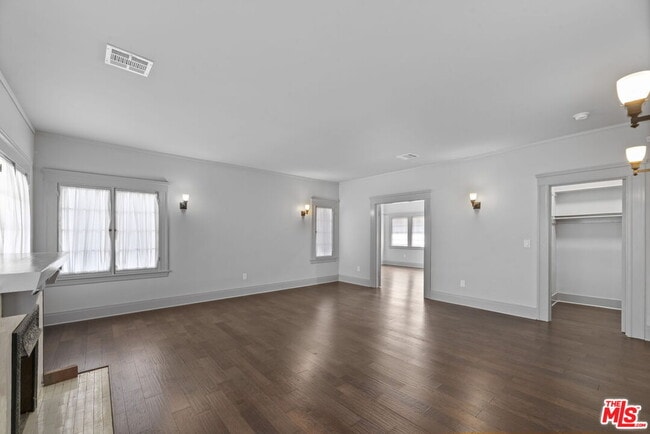 Building Photo - 344 S Kingsley Dr