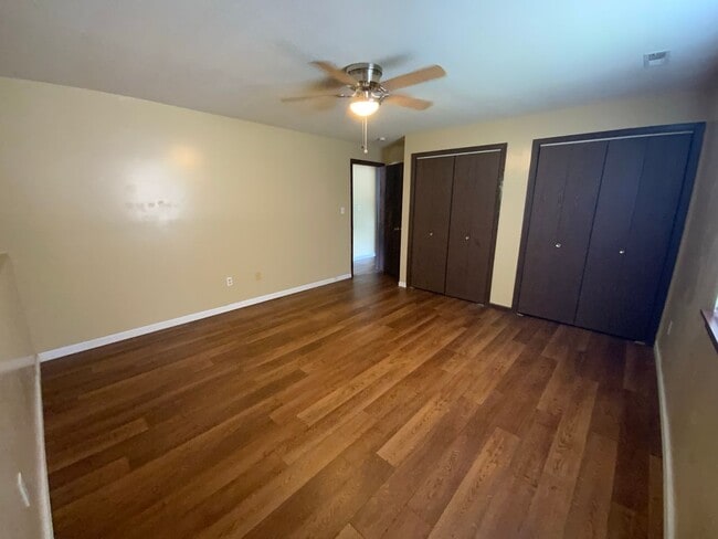 Building Photo - 3 Bedroom 1 Bathroom Apartment