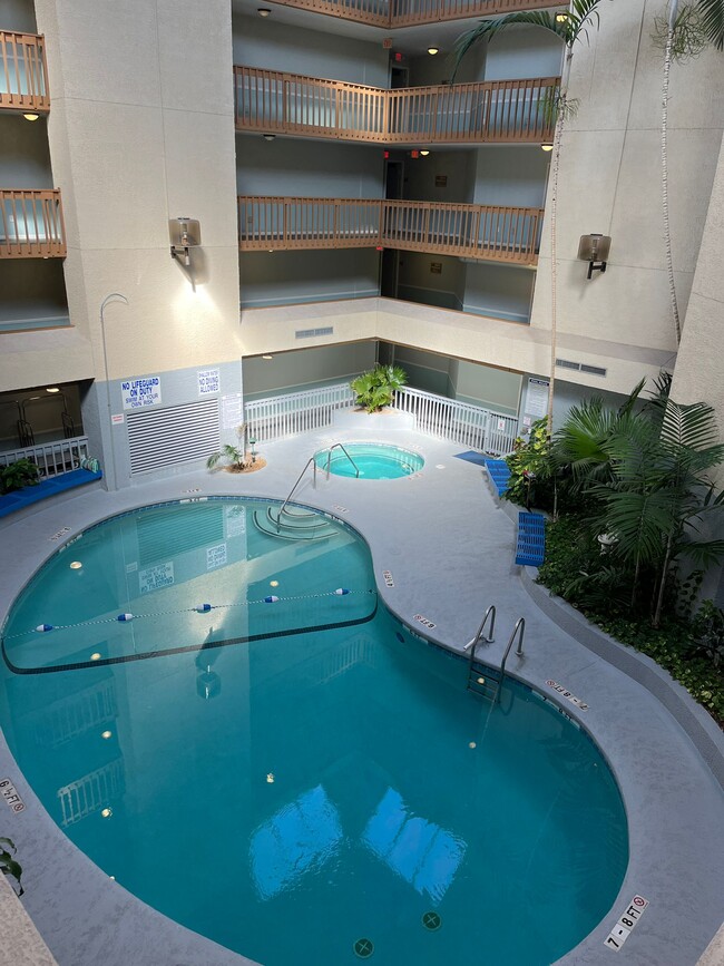 Indoor heated pool with jacuzzi - 10 Lemoyne Ave