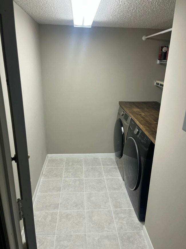 Building Photo - 2025 SW Silver Pine Way