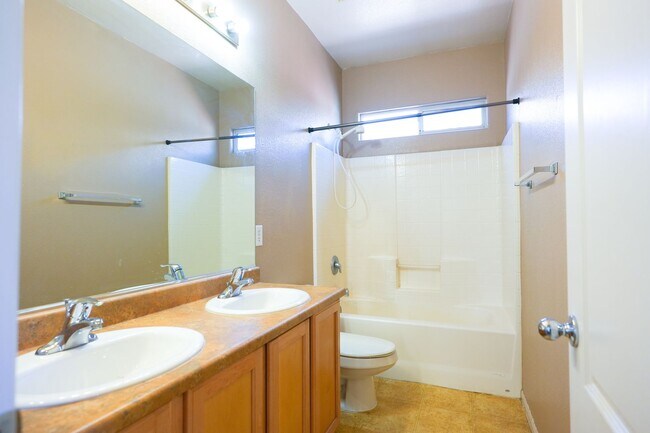 Building Photo - 3 Bed / 2.5 Bath Townhome with Loft, 2 Car Garage & Spacious Backyard – Southern Highlands