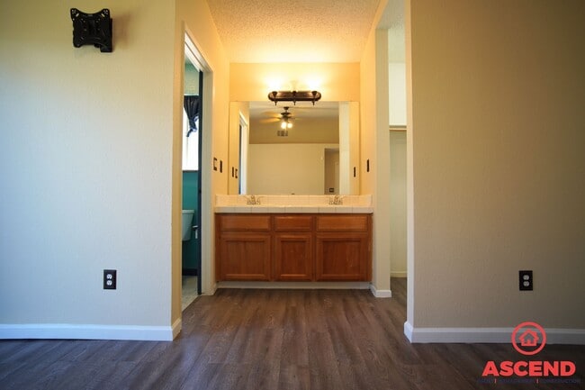 Building Photo - Gorgeous 4 Bedroom Home in Shafter!