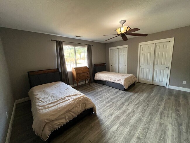Building Photo - Country Living in Ranchland Acres!