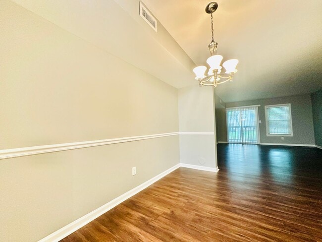Building Photo - Newly Renovated 2 Bed, 2.5 Bath Chapel Hil...