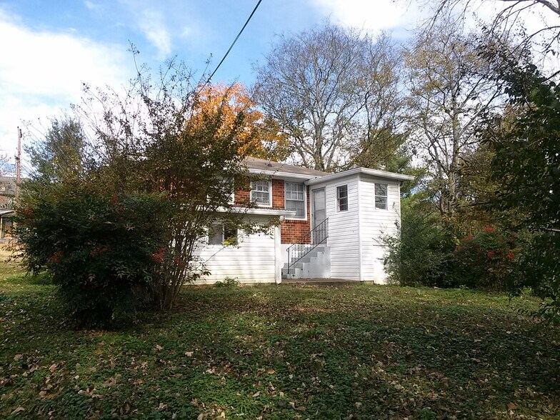Building Photo - 2907 W Linden Ave