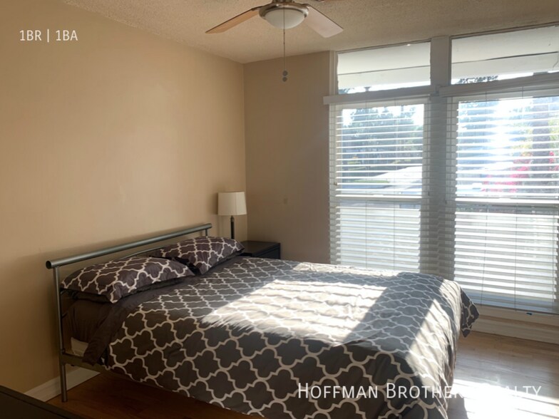 Building Photo - 6873 Franklin Ave