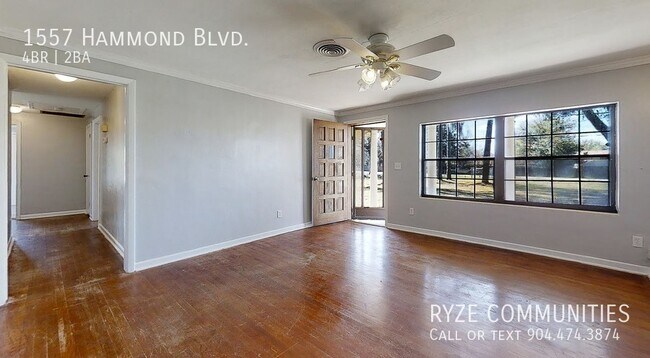 Building Photo - Beautiful Pool Home - Fenced in Yard - Sty...