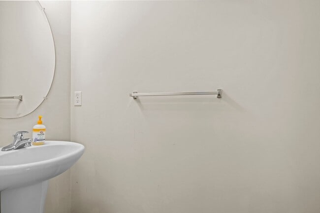 Building Photo - Beautifully Maintained 3-Bedroom Townhome with Bonus Room in Desirable Community