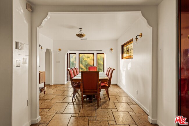 Building Photo - 2002 N Las Palmas Ave