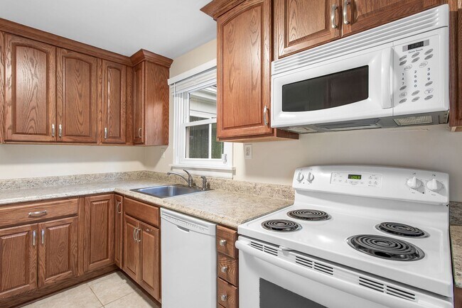 Building Photo - $2,300 / 3 br / 1.0 ba / 1,008 sqft
