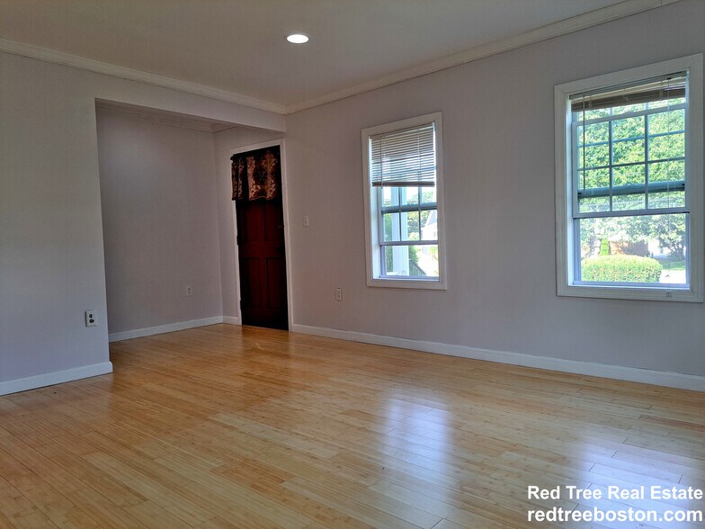 Primary Photo - 158 Baker St