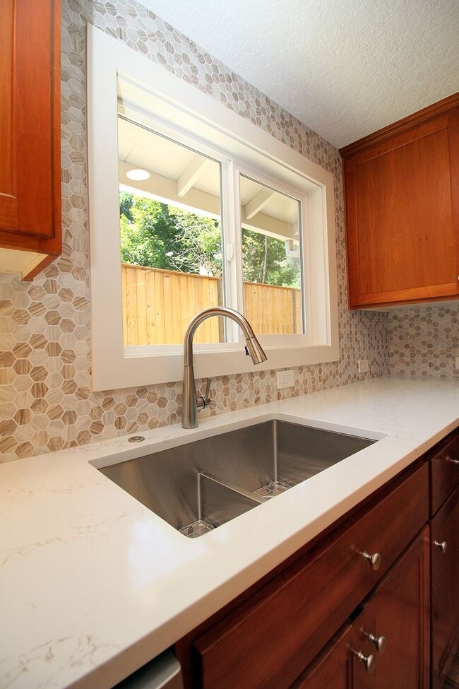 Building Photo - 14155 SW Red Haven Dr