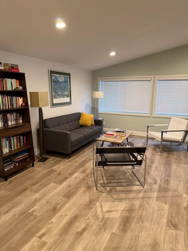 Building Photo - 814 N Waverly St