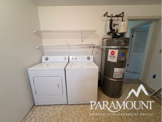 Building Photo - Cozy and centrally located waterfront views!