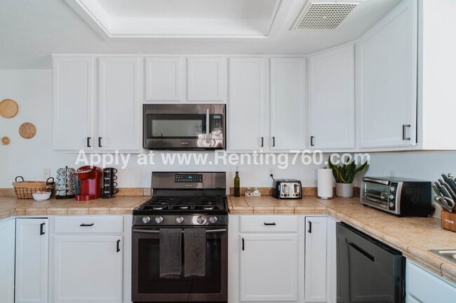 Building Photo - Huge 3 Bed 2 Bath Home With Spectacular City Views!