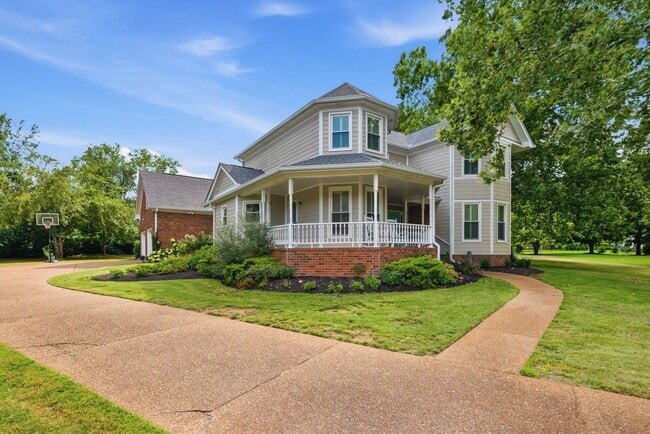 Building Photo - 1733 Carriage Ct