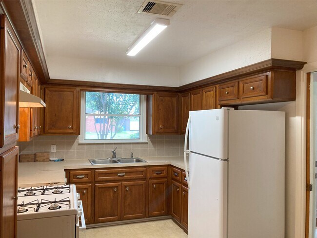 Building Photo - 1202 Dunstan Rd