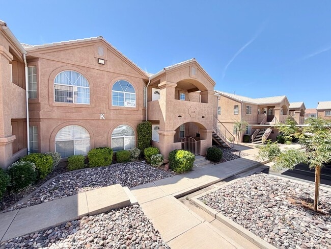 Building Photo - Wonderful Remodeled La Paloma Home!