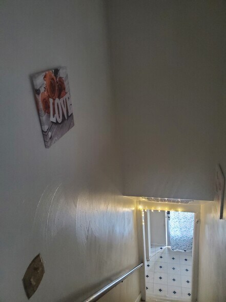 Building Photo - 528 W 4th St