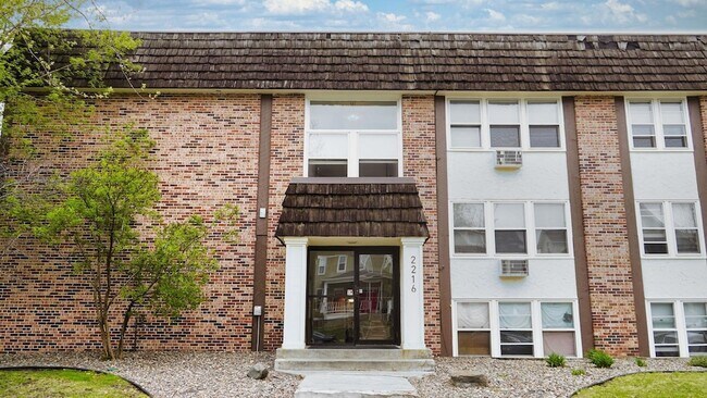 Building Photo - 2216 Pleasant Ave