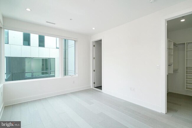 Building Photo - 142 S Front St