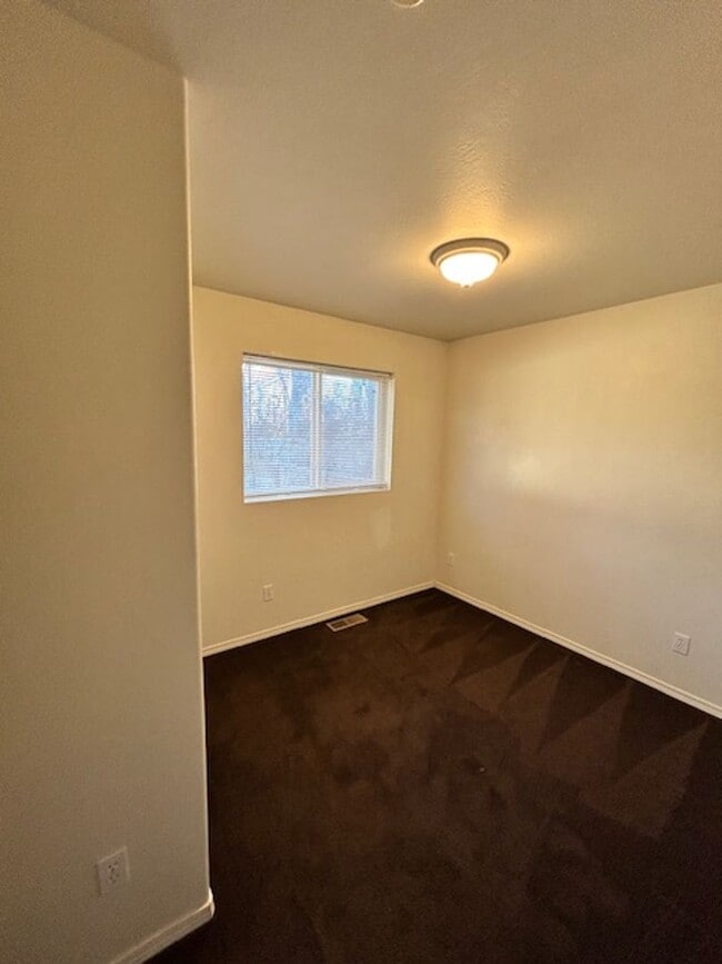 Building Photo - 3 Bedroom 2 Bathroom Centrally Located Tow...
