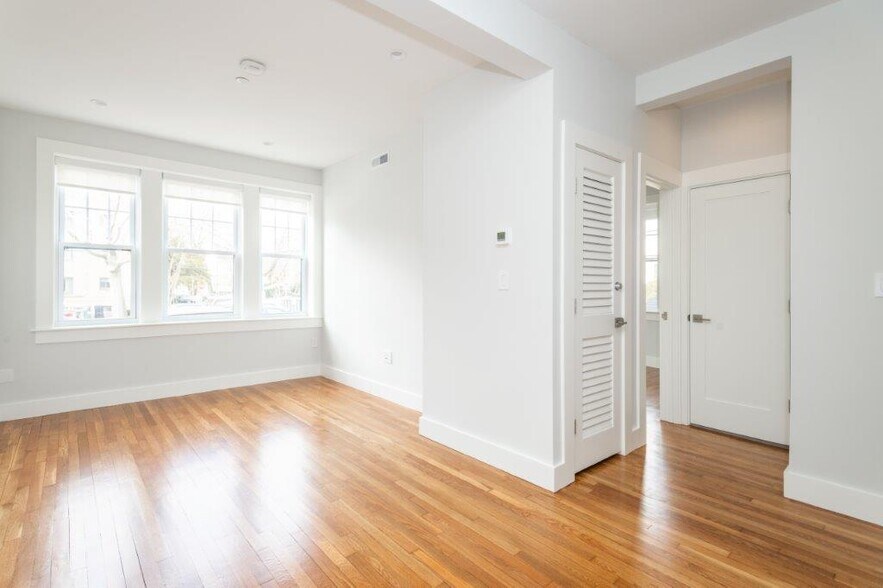 Building Photo - 15 Forest St