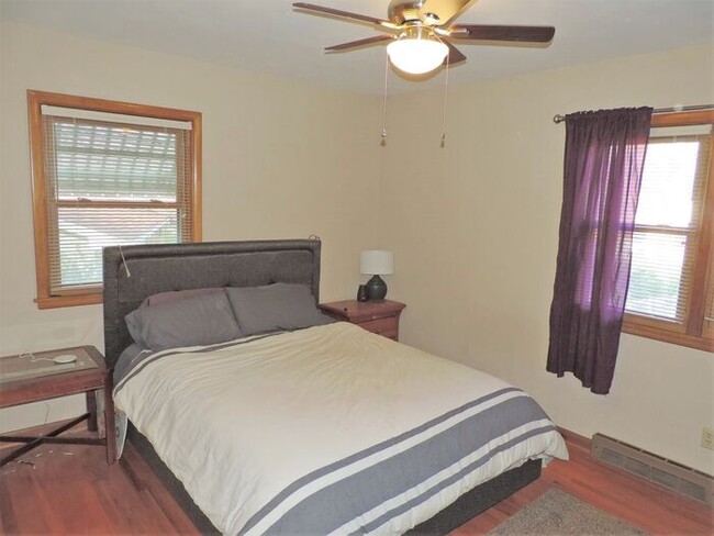 Building Photo - $1,995 | 3 Bedroom, 3 Bathroom House | Pet...