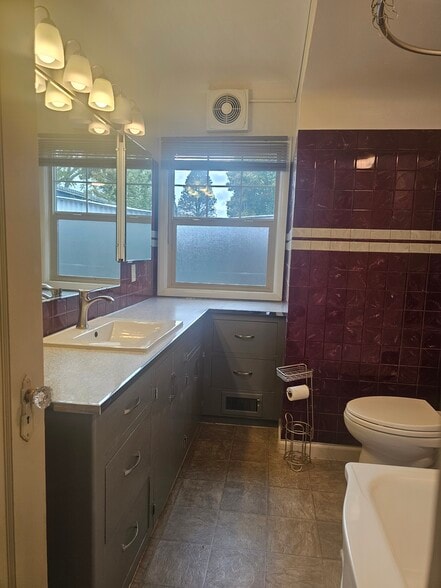 Building Photo - 6613 N Amherst St