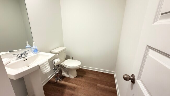 Building Photo - 435 Lakeshore Ct