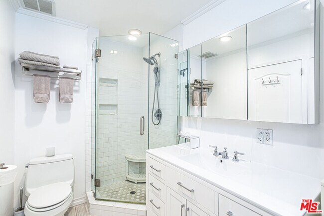 Building Photo - 100 S Doheny Dr