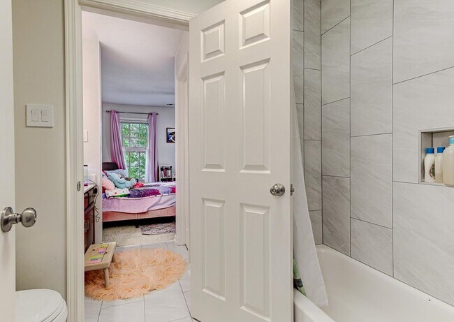 Building Photo - 1765 Hartwell Manor N