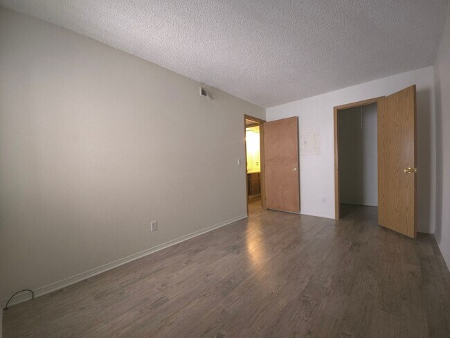 Building Photo - Ground floor condo, feels like home!