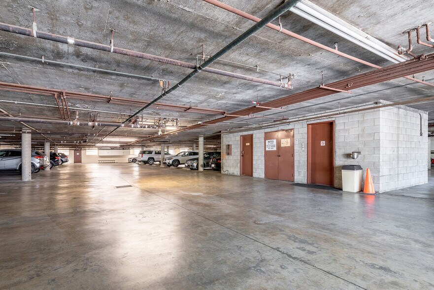 Building Photo - 635 E Elmwood Ave