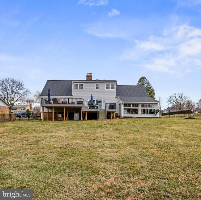 Building Photo - 731 W Country Club Dr