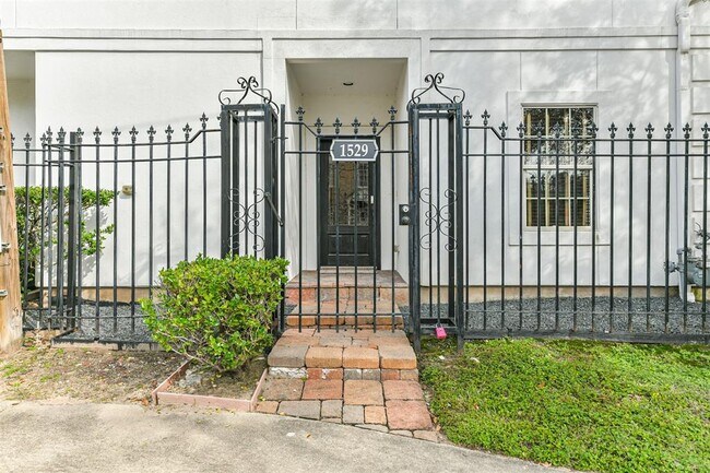 Building Photo - 1529 Rosewood St