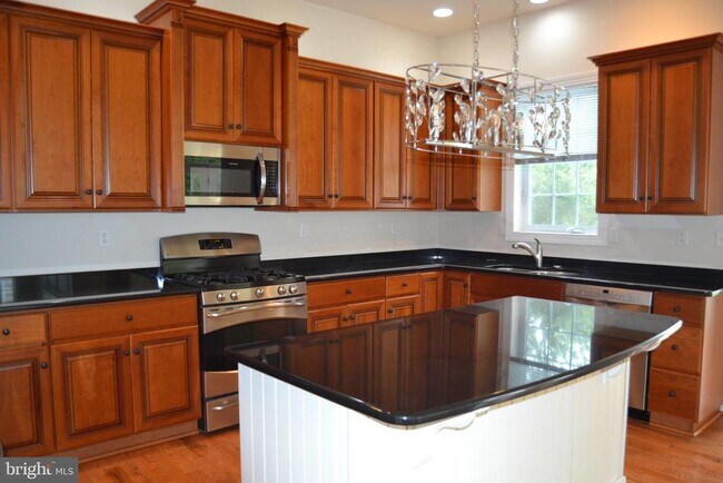 Building Photo - 806 Wren Ln