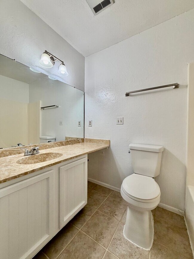 Building Photo - Great Location, Immediate Move In available - 2 bed / 2 bath Condo - 100% off First Month's rent!
