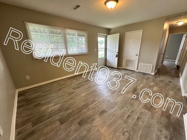 Building Photo - 3 Bedroom 1 Bath