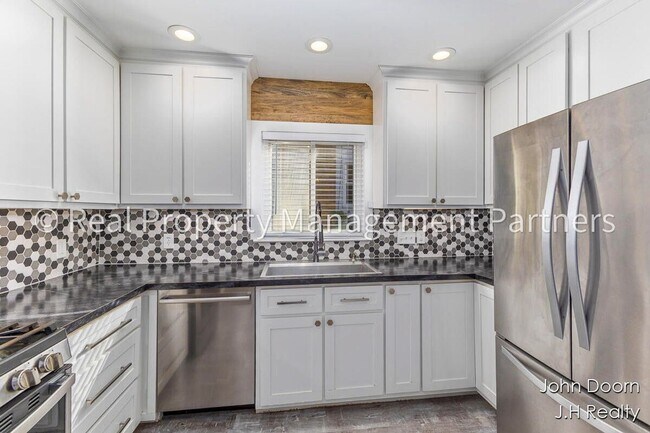 Building Photo - Spacious 3-Bedroom Home in Alger Heights – Modern Kitchen, Private Yard & Garage