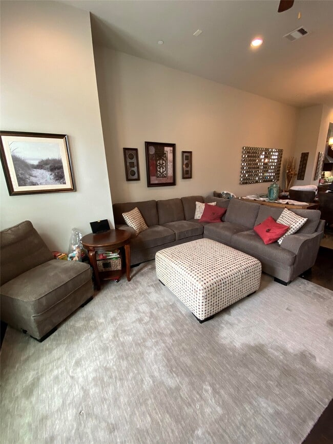 Building Photo - 115 E 2nd St