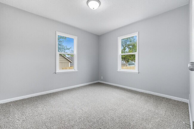 Building Photo - Charming 2-Bedroom Home – Recently Remodeled in Indianapolis Available NOW!